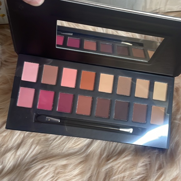Tahari Matte-Terialist Eyeshadow Palette NEW - Picture 3 of 4
